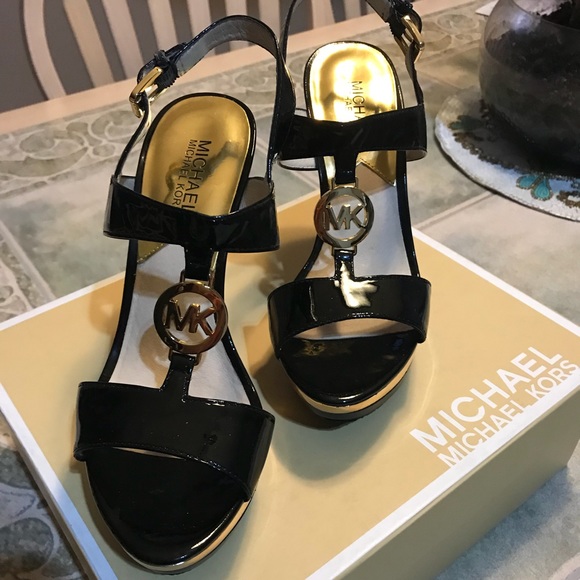 Michael Kors Patent shoes. Size 7.5. Charm T-Strap - Picture 2 of 4